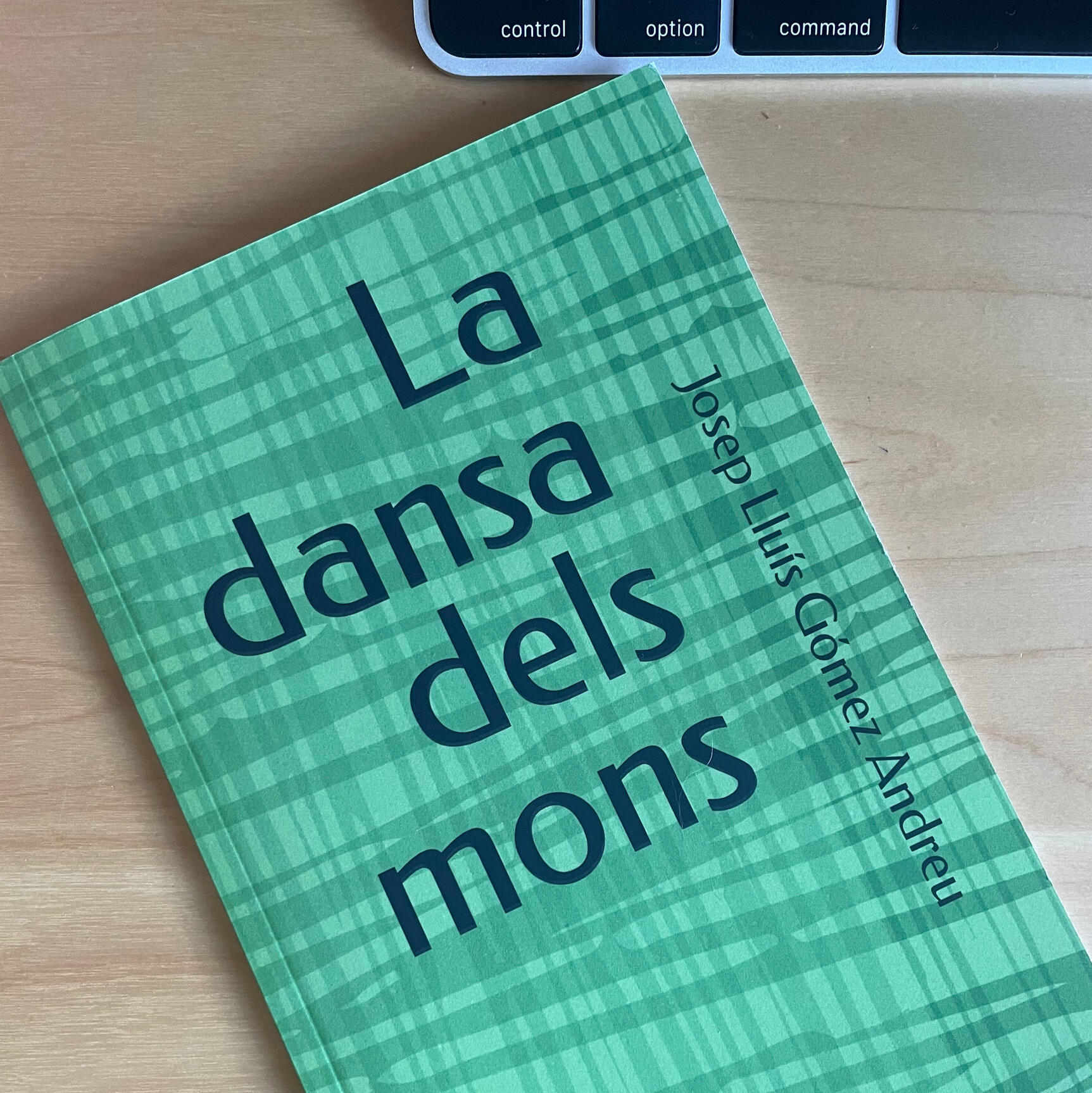 Portada de La dansa dels mons, de Josep Lluís Gómez Andreu Portada de La dansa dels mons, de Josep Lluís Gómez Andreu
